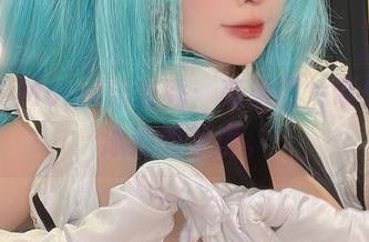 Sayo Momo泳衣秀：高清照片带你陷入泳池的梦境。